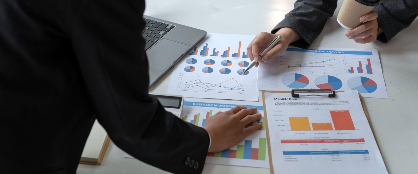 vecteezy-asian-business-adviser-meeting-to-analyze-and-discuss-the-8570799