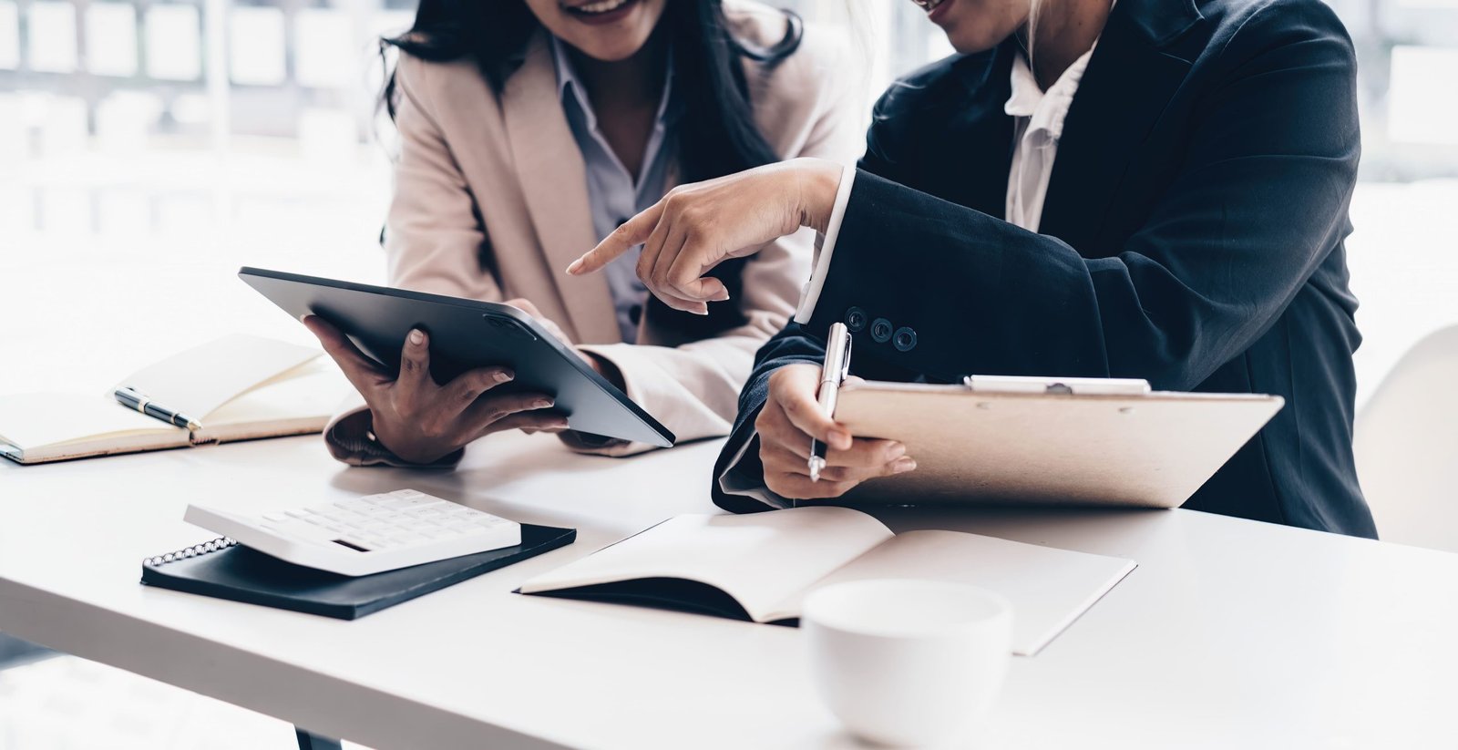 vecteezy-business-people-discussing-and-consulting-marketing-plan-at-10891191